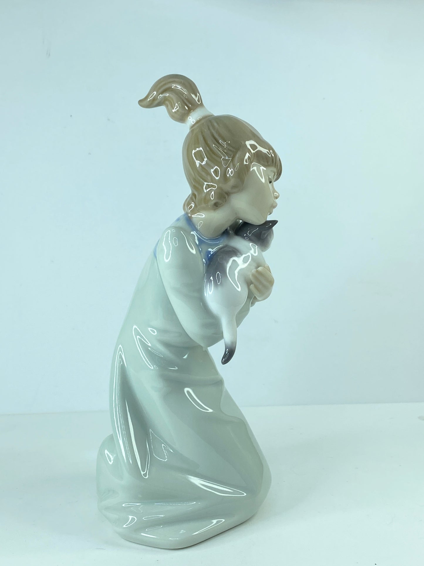 Kitty Lladró #5712 "Sleepy Kitten" Kneeling girl holding a Kitten Mint A304