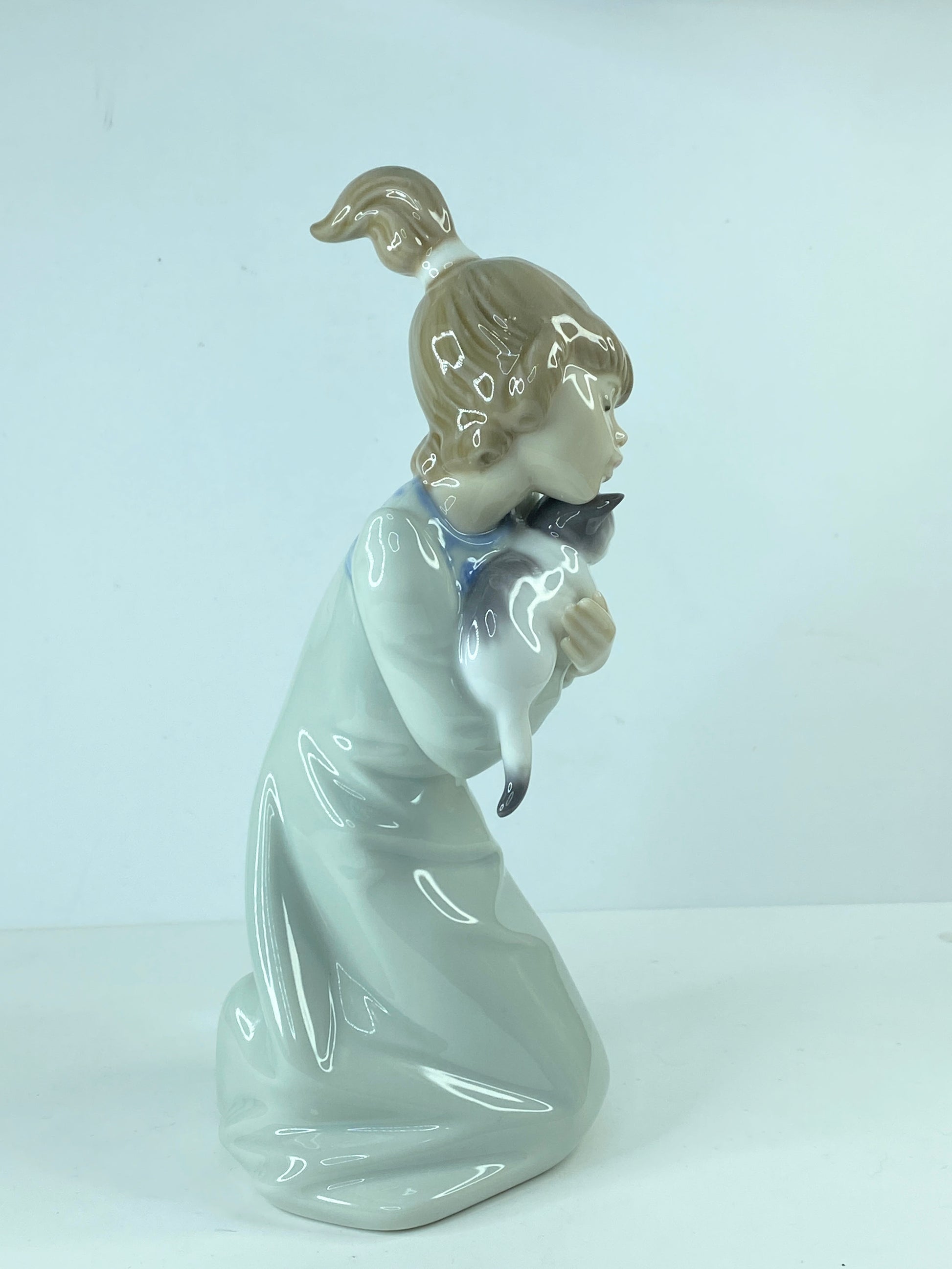 Kitty Lladró #5712 "Sleepy Kitten" Kneeling girl holding a Kitten Mint A304