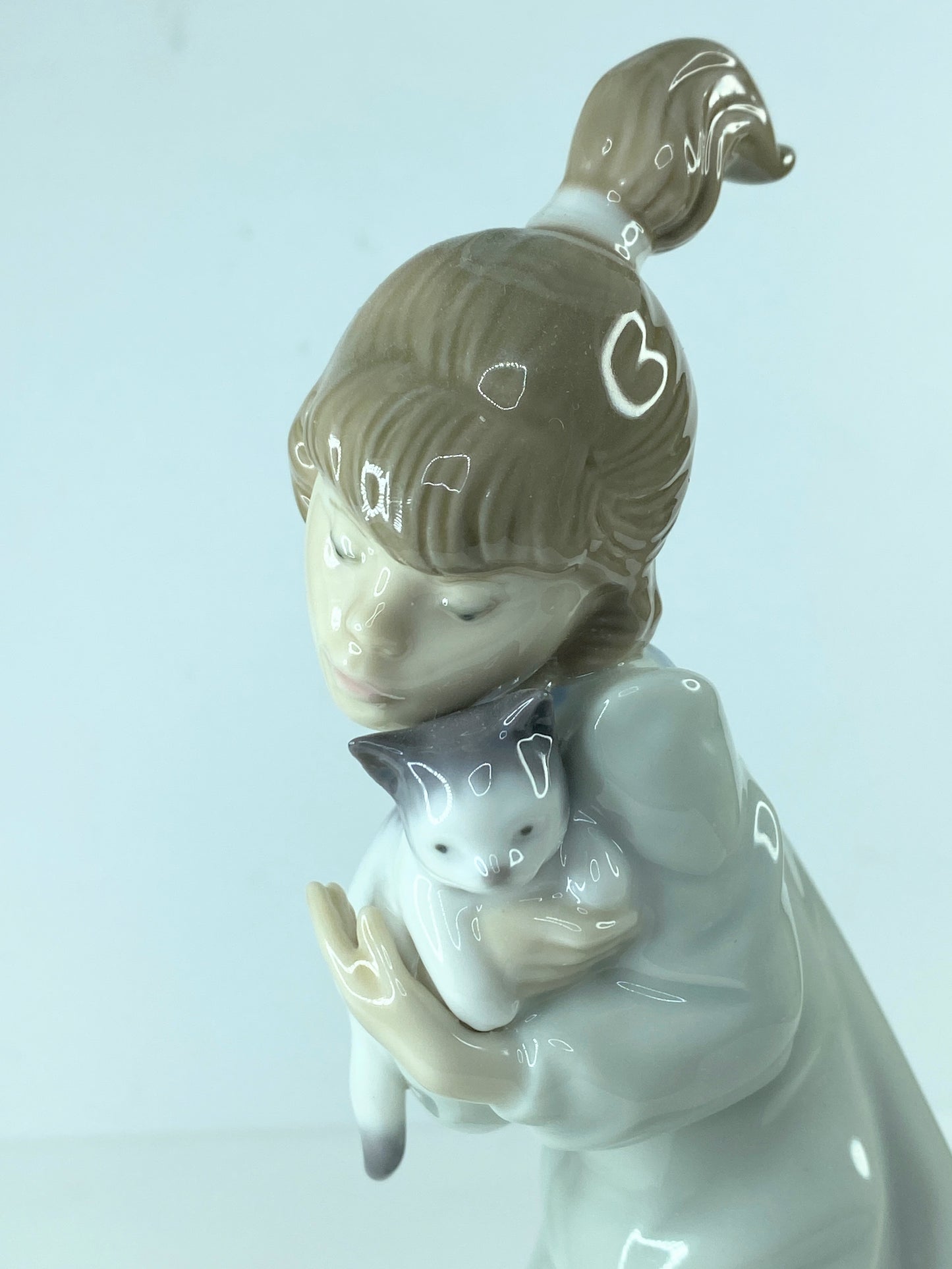 Kitty Lladró #5712 "Sleepy Kitten" Kneeling girl holding a Kitten Mint A304