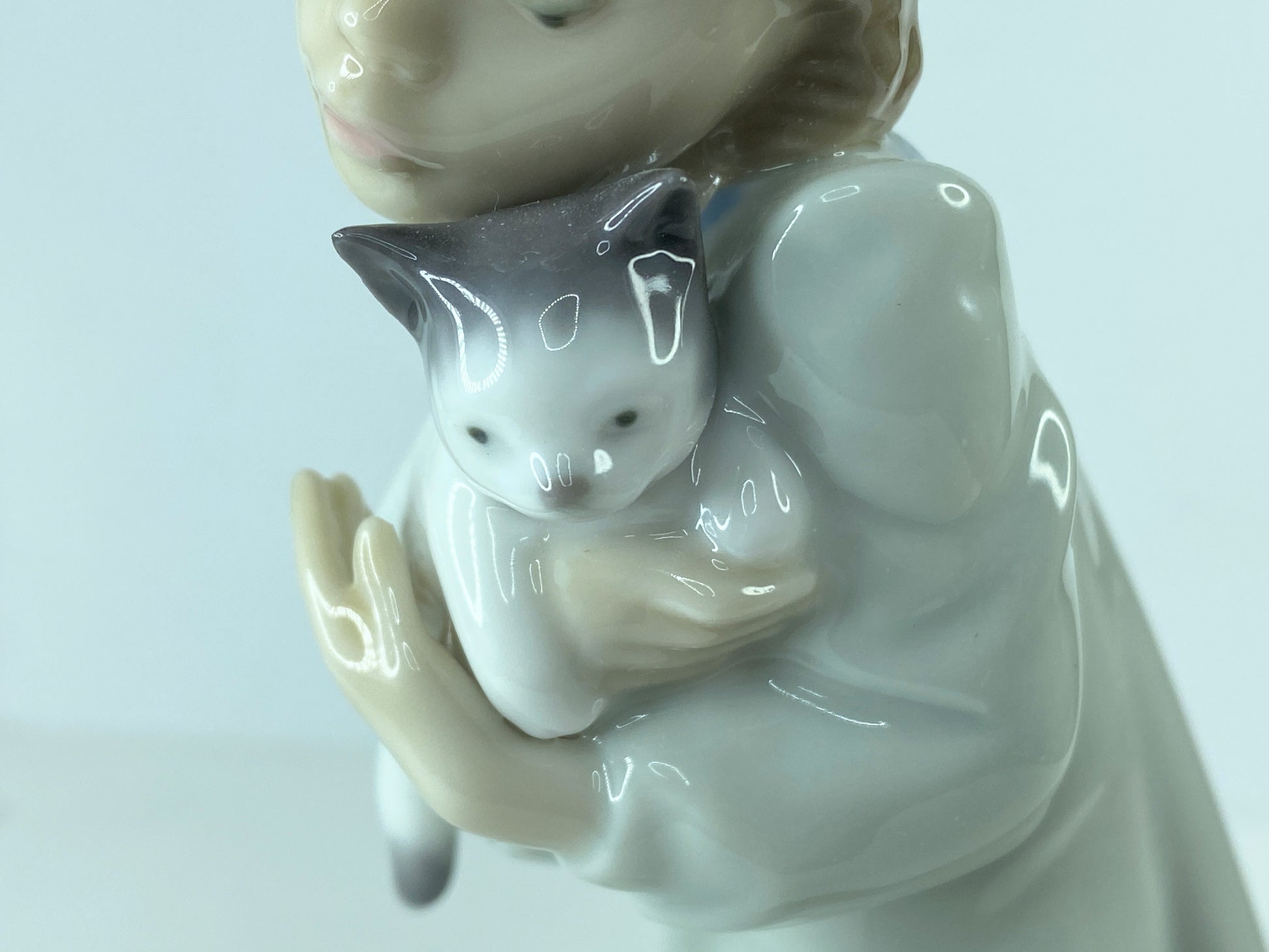 Kitty Lladró #5712 "Sleepy Kitten" Kneeling girl holding a Kitten Mint A304