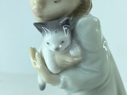 Kitty Lladró #5712 "Sleepy Kitten" Kneeling girl holding a Kitten Mint A304