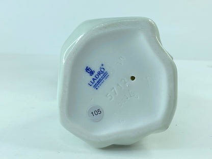 Kitty Lladró #5712 "Sleepy Kitten" Kneeling girl holding a Kitten Mint A304