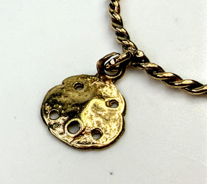 Vintage 14K Gold Handmade Sand Dollar Charm Twisted Band Ring s7.5 JR1576