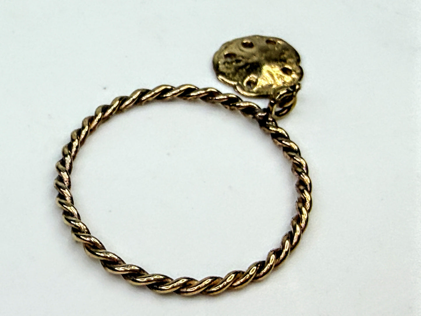 Vintage 14K Gold Handmade Sand Dollar Charm Twisted Band Ring s7.5 JR1576