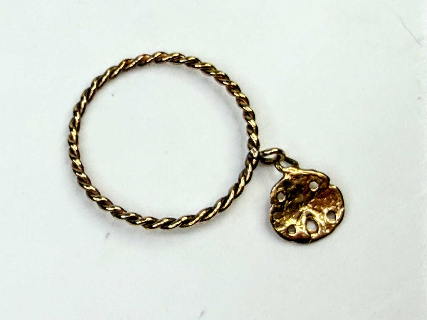 Vintage 14K Gold Handmade Sand Dollar Charm Twisted Band Ring s7.5 JR1576