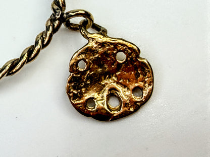 Vintage 14K Gold Handmade Sand Dollar Charm Twisted Band Ring s7.5 JR1576