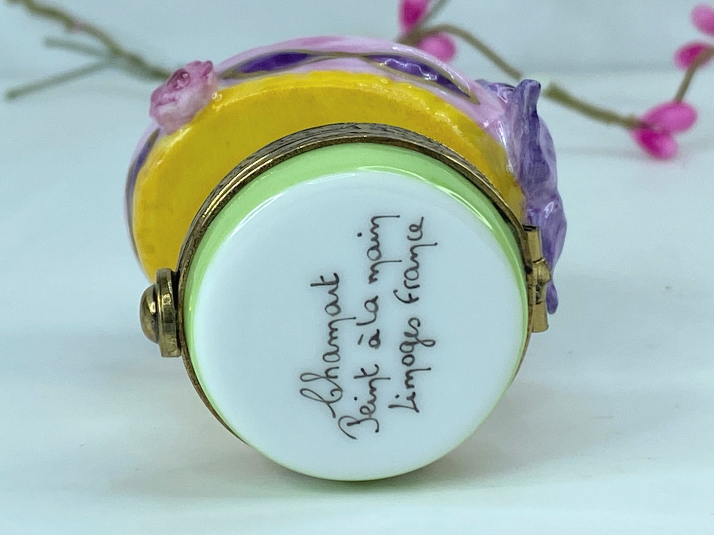 Chamart Elegance in Every Detail: Limoges Hat Holder in multiple colors A541