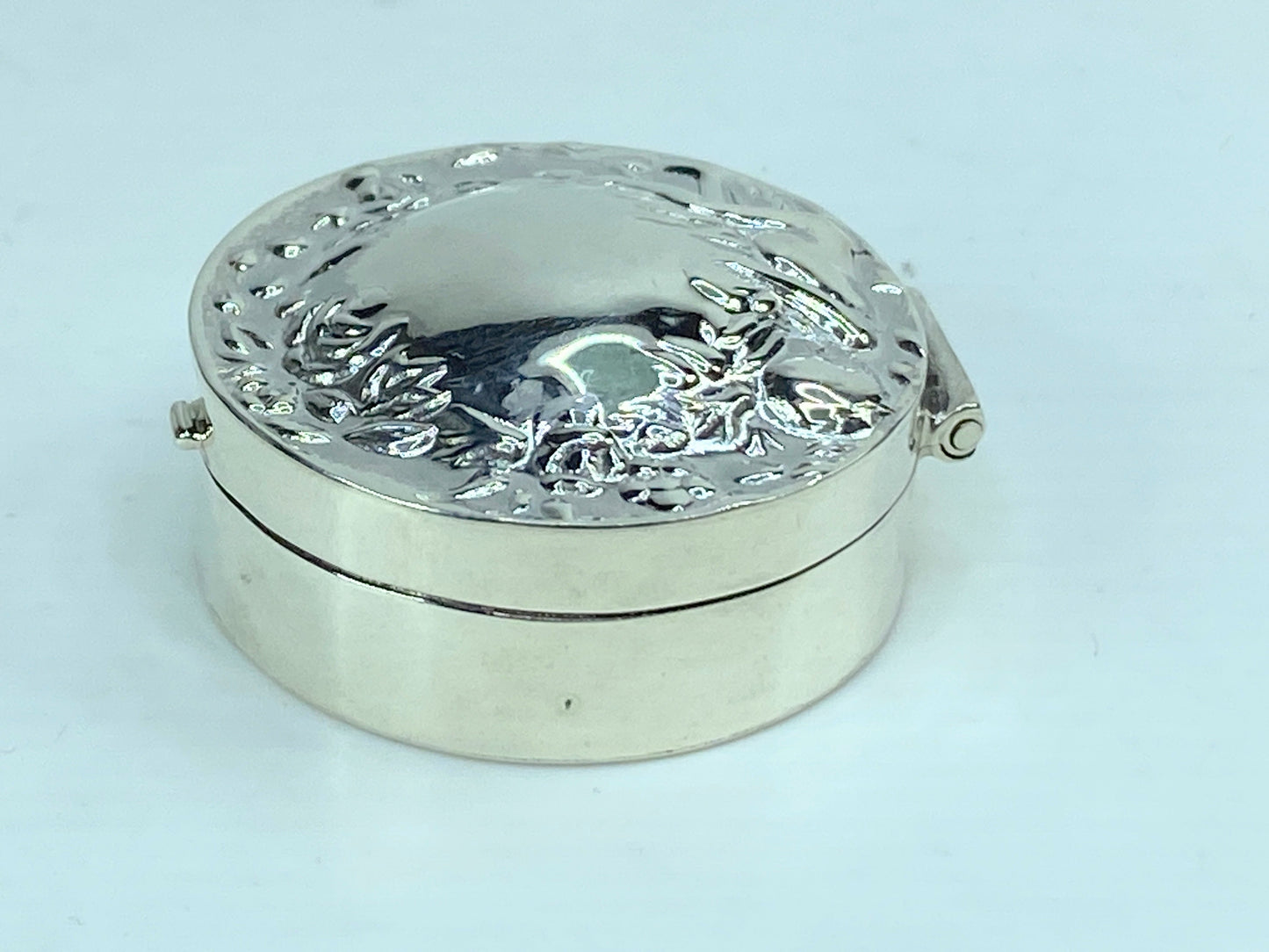 Vintage sterling silver 925 embossed round hinged pill box 1 3/8" 14.1g SS55