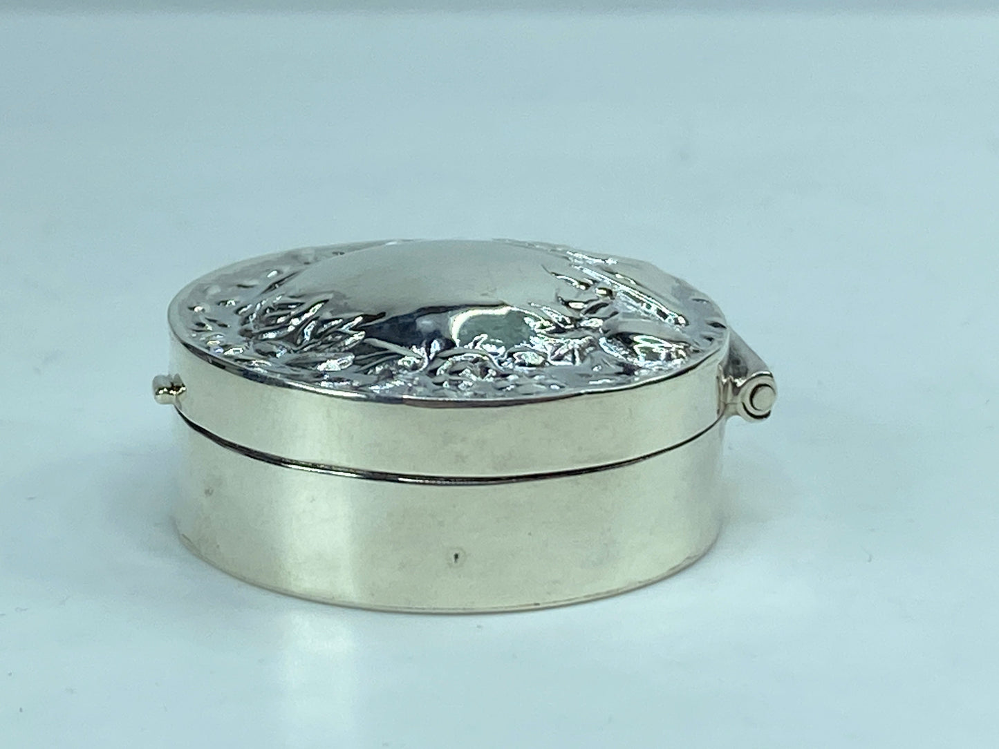 Vintage sterling silver 925 embossed round hinged pill box 1 3/8" 14.1g SS55