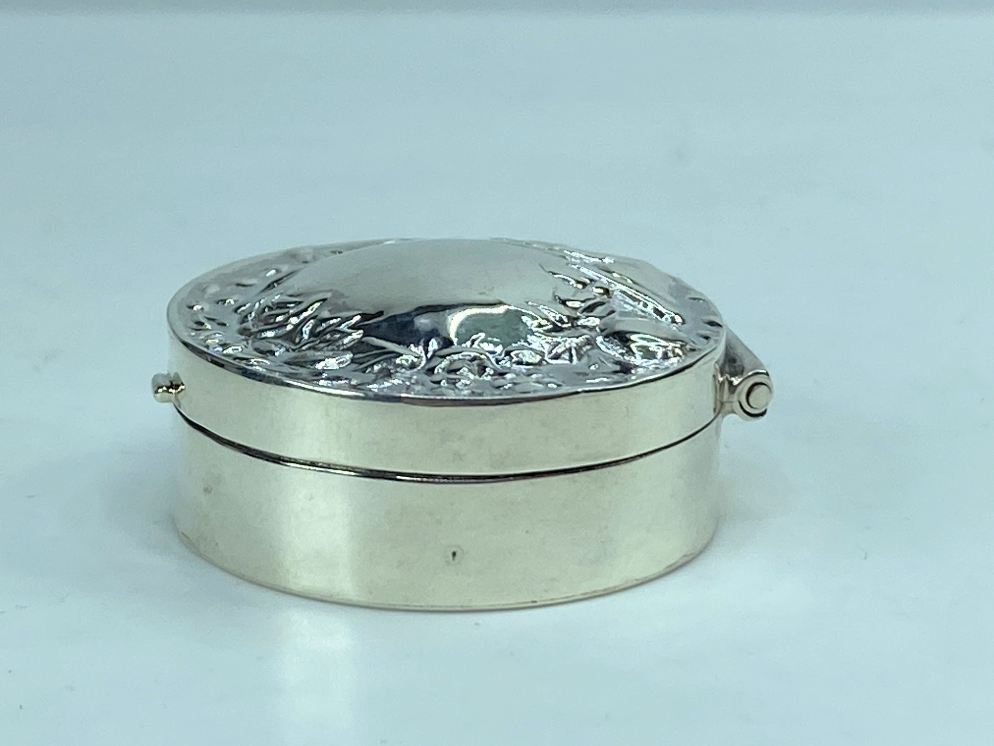 Vintage sterling silver 925 embossed round hinged pill box 1 3/8" 14.1g SS55