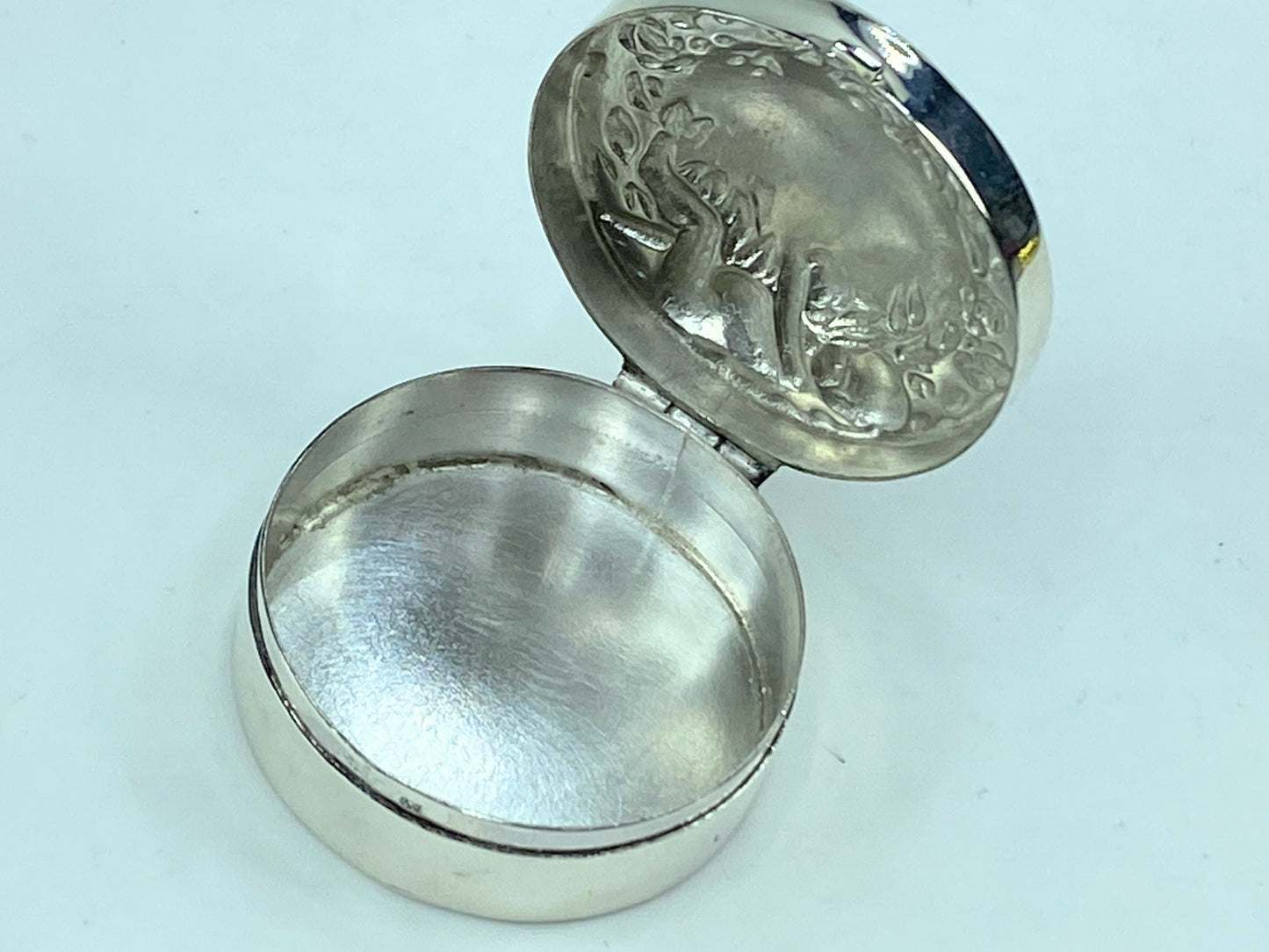 Vintage sterling silver 925 embossed round hinged pill box 1 3/8" 14.1g SS55