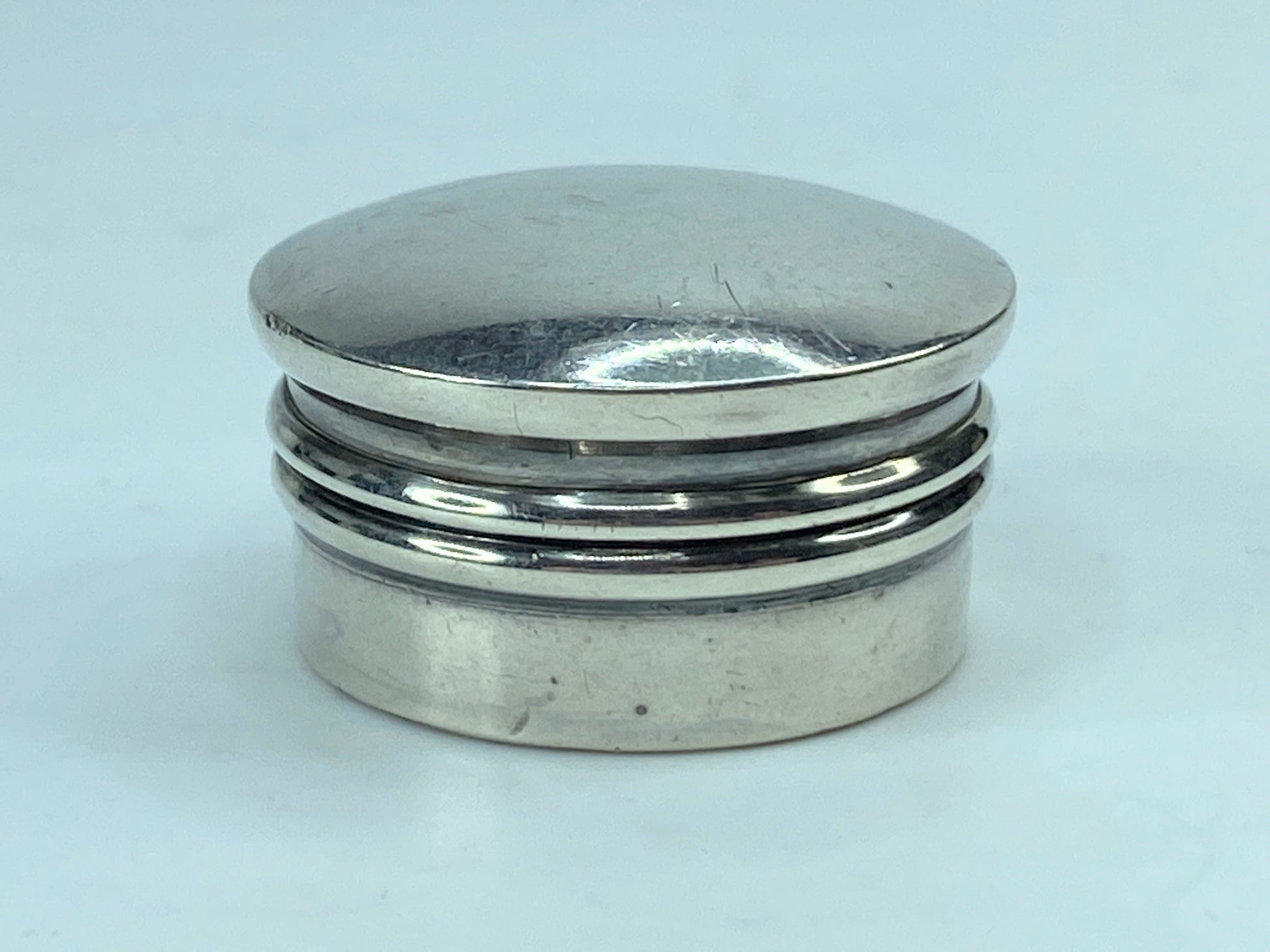 A Charming George V Sterling Silver Pill Box 1 1/8" 8.8g SS56