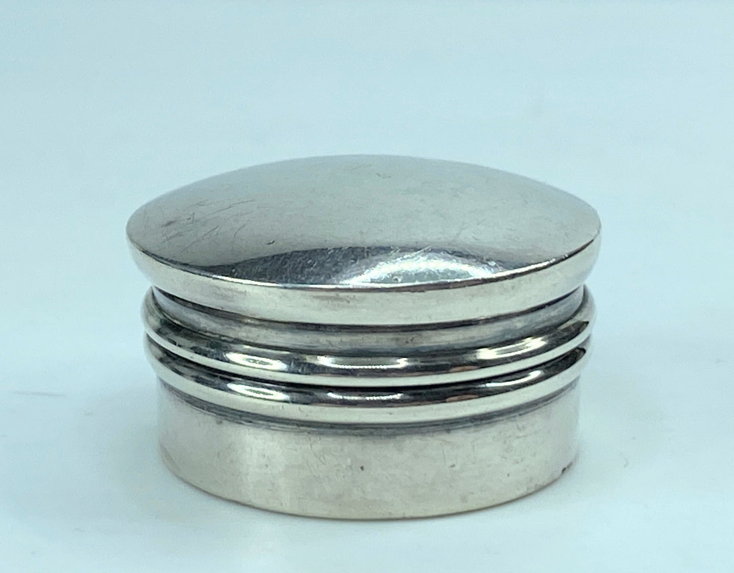 A Charming George V Sterling Silver Pill Box 1 1/8" 8.8g SS56