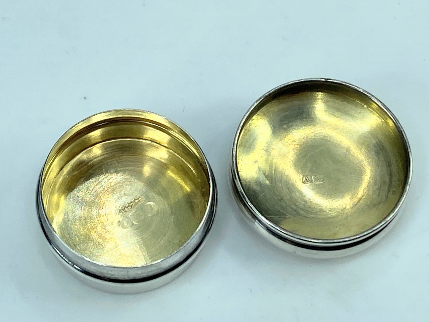 A Charming George V Sterling Silver Pill Box 1 1/8" 8.8g SS56