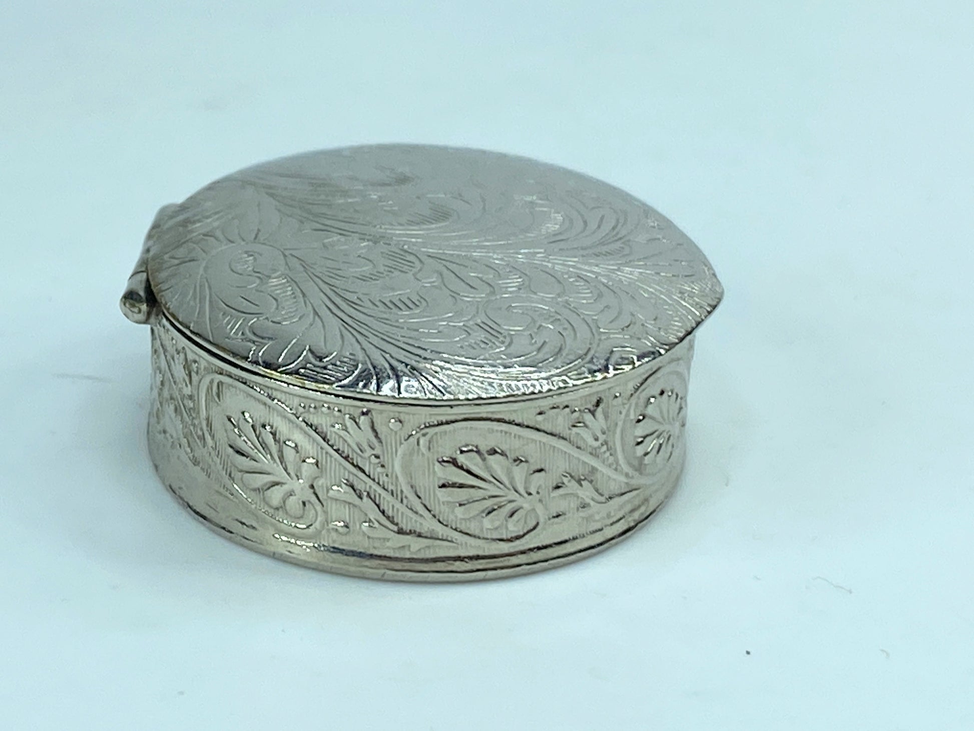 Art Deco Italian Sterling silver repousse hand chase feather oval trinket S58