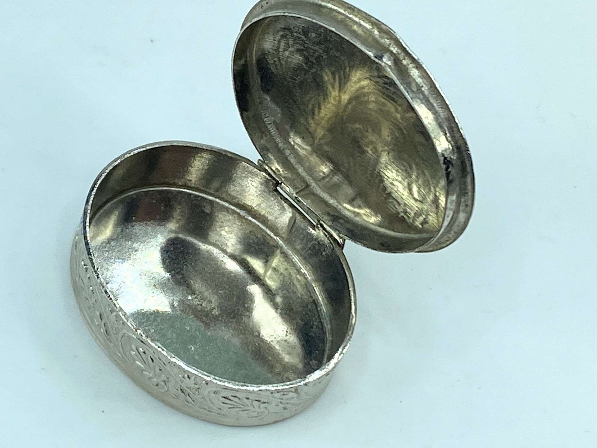 Art Deco Italian Sterling silver repousse hand chase feather oval trinket S58