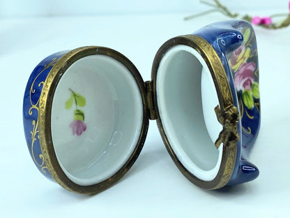 Signed G.R Hand-Painted Ceramic Limoges Blue Chair trinket box A554