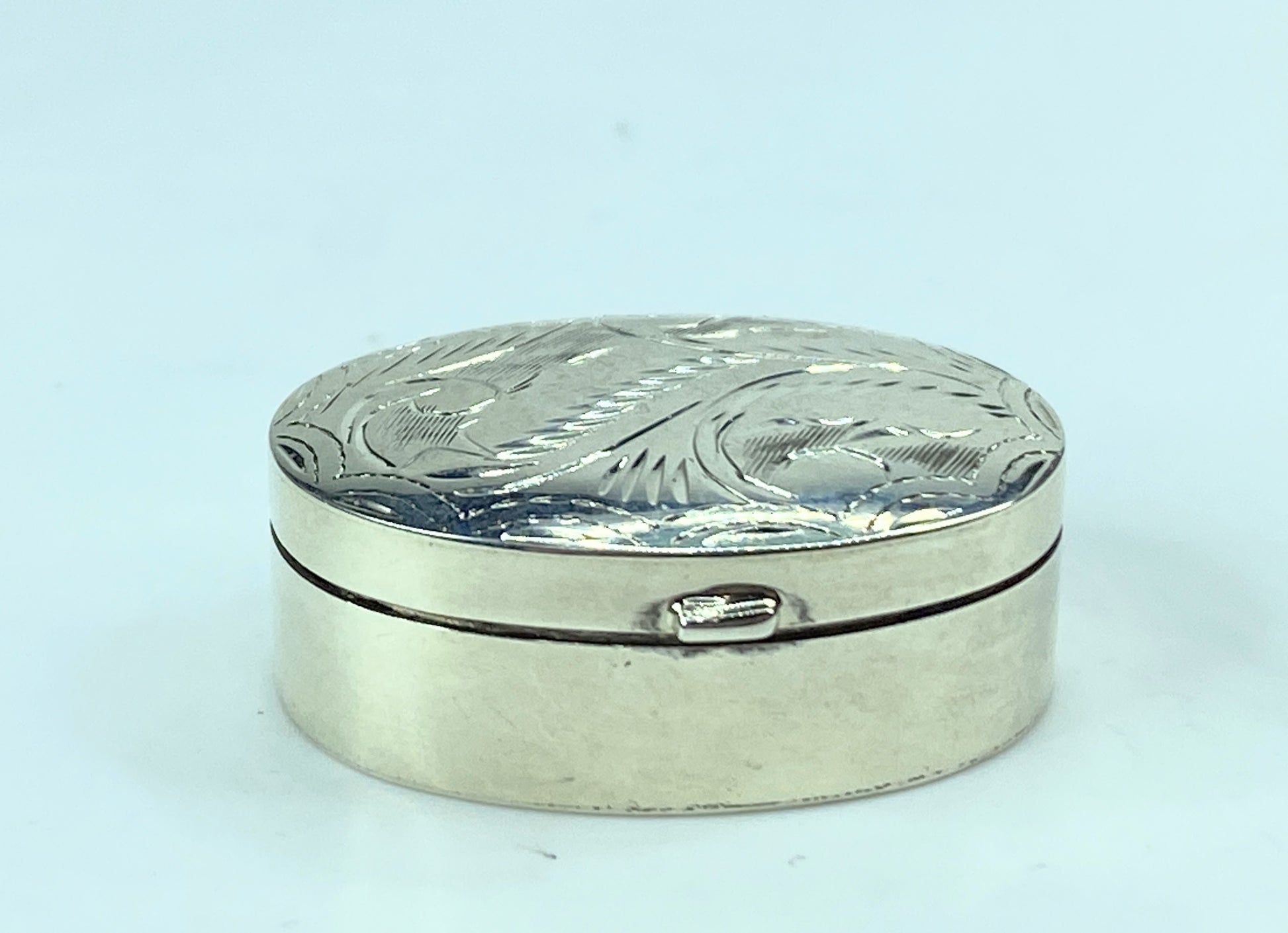 Oval Sterling Silver hand chased pill trinket keepsake box 9.0g SS62