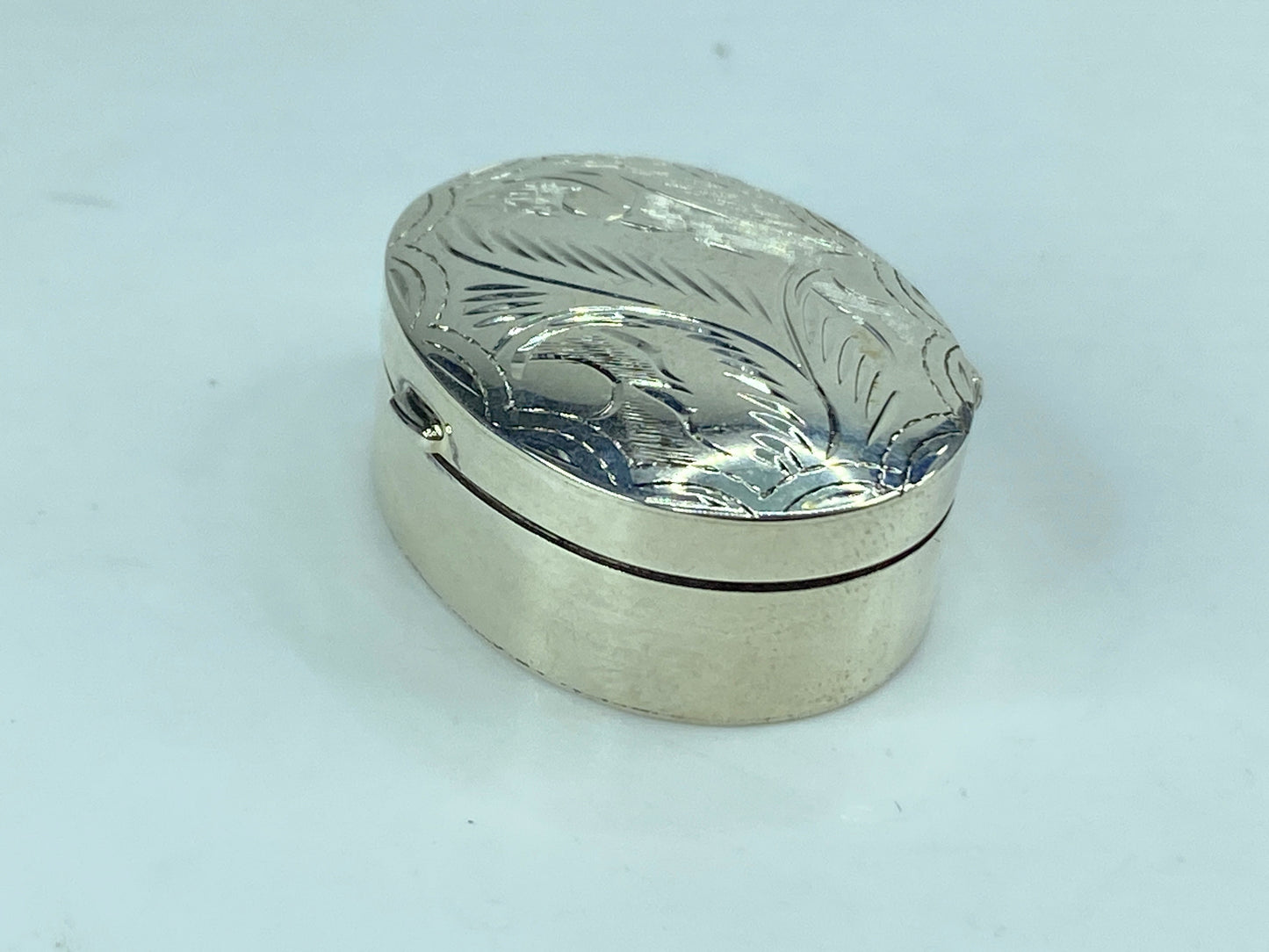 Oval Sterling Silver hand chased pill trinket keepsake box 9.0g SS62