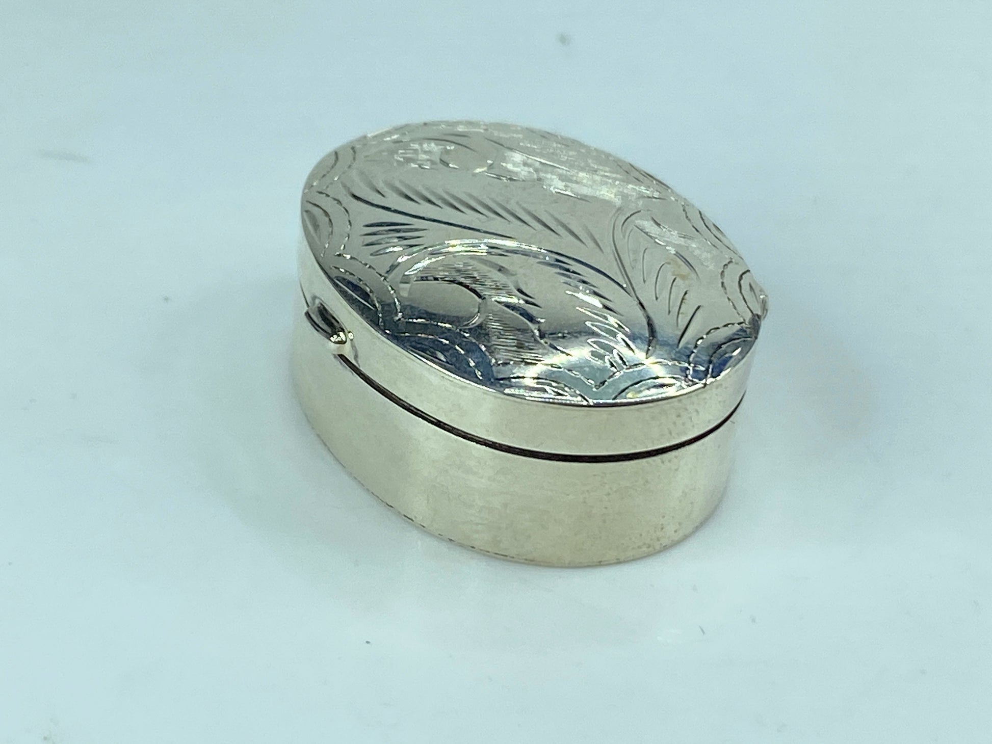 Oval Sterling Silver hand chased pill trinket keepsake box 9.0g SS62