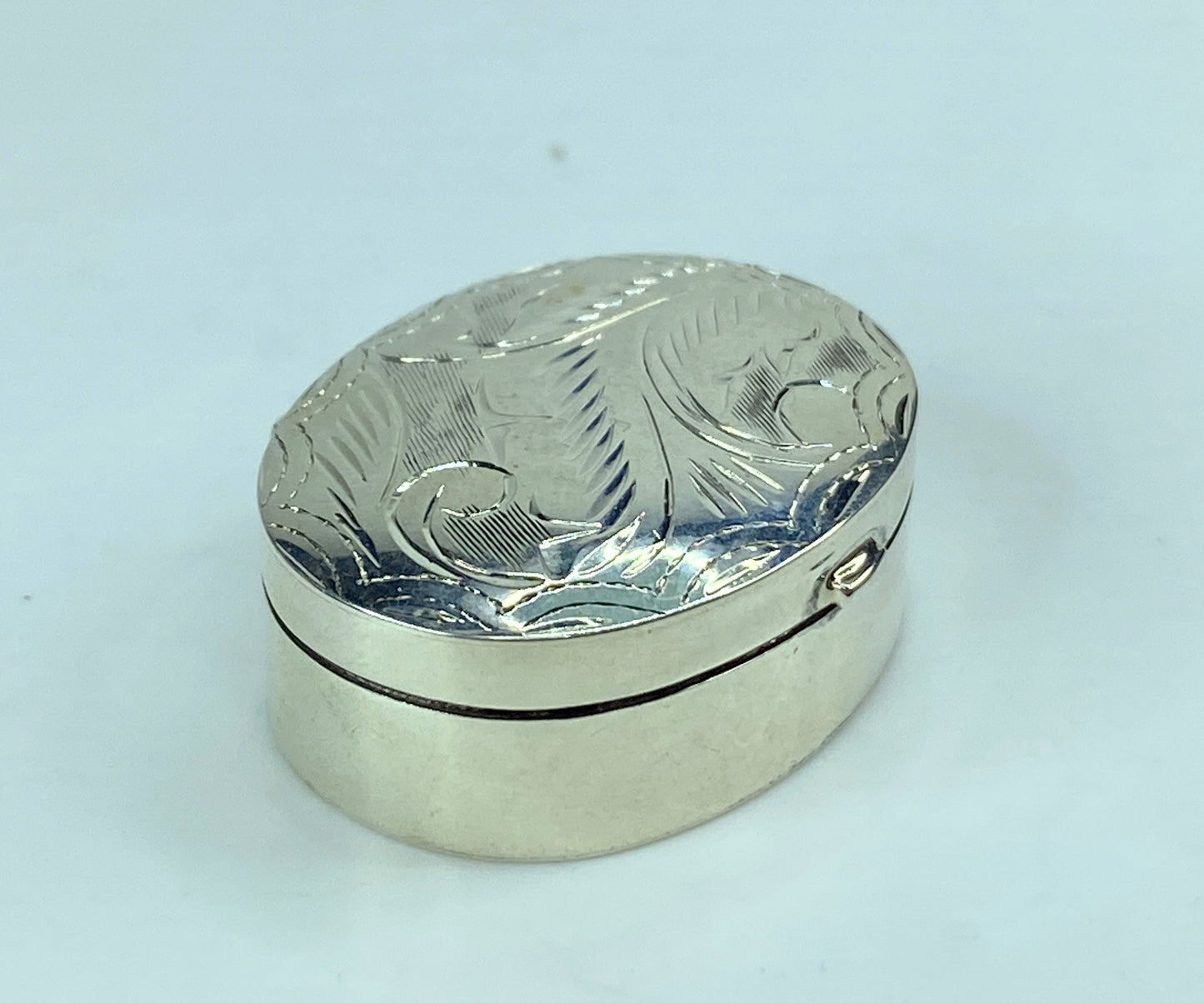 Oval Sterling Silver hand chased pill trinket keepsake box 9.0g SS62
