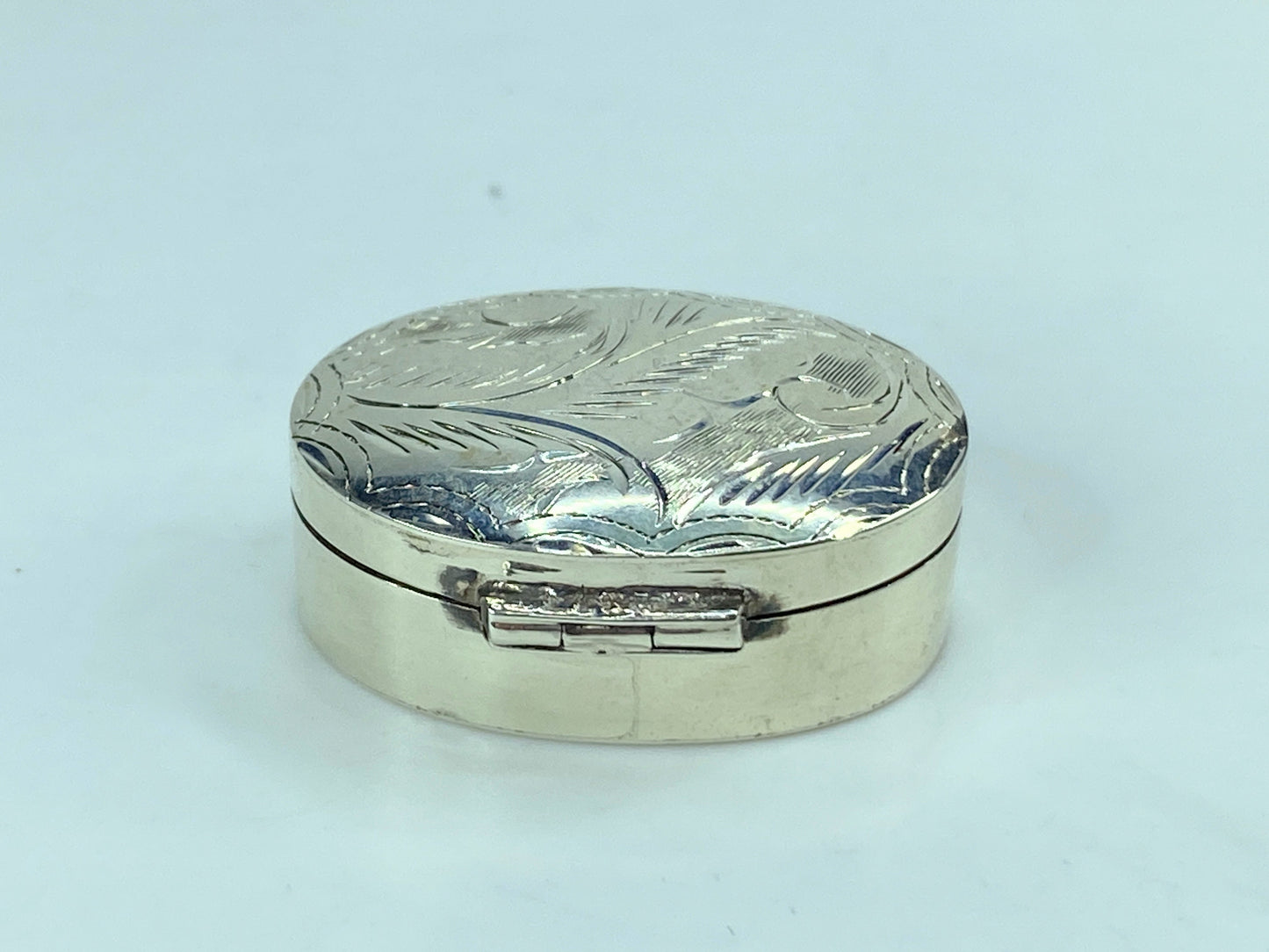 Oval Sterling Silver hand chased pill trinket keepsake box 9.0g SS62