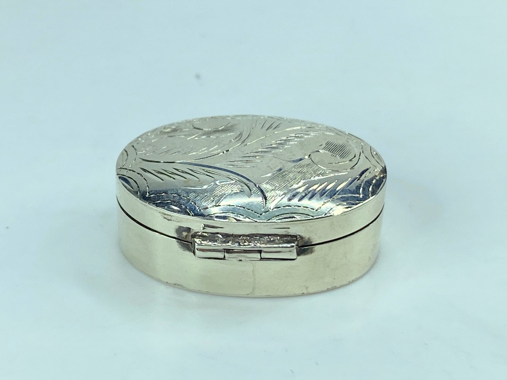 Oval Sterling Silver hand chased pill trinket keepsake box 9.0g SS62