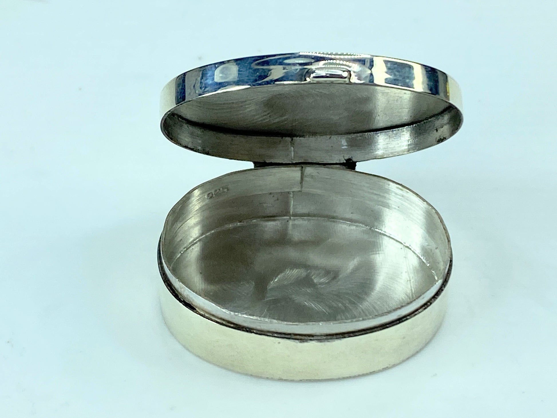 Oval Sterling Silver hand chased pill trinket keepsake box 9.0g SS62
