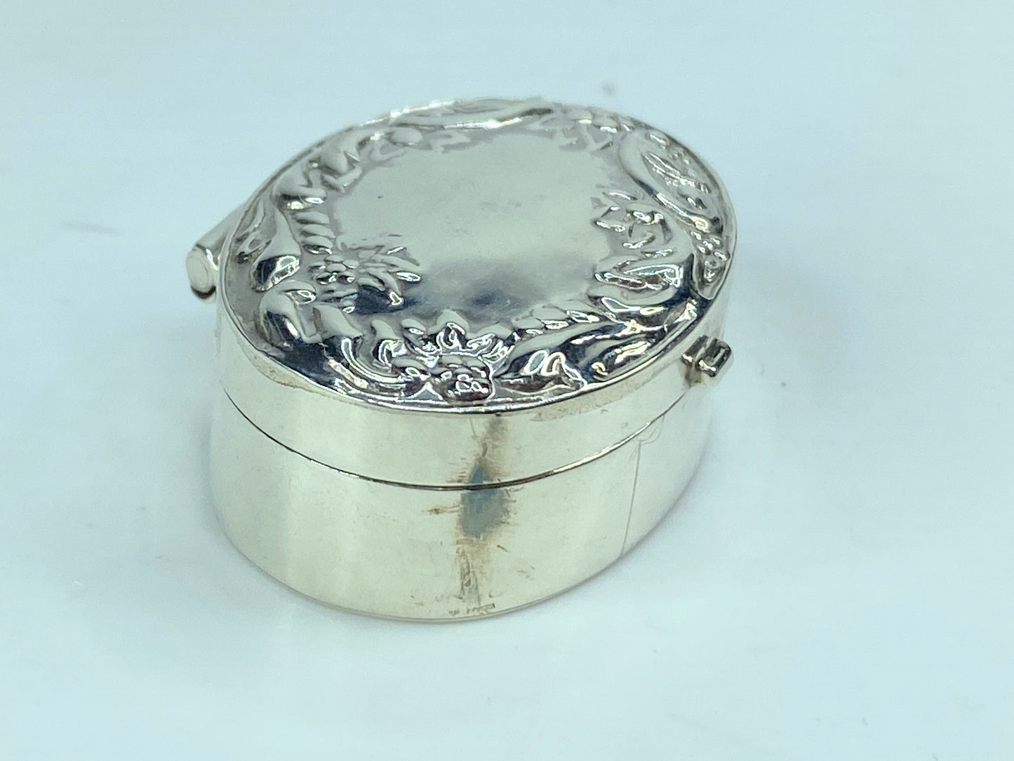 Floral Accented Victorian Oval Shaped .925 Sterling Silver Storage pill Box SS64