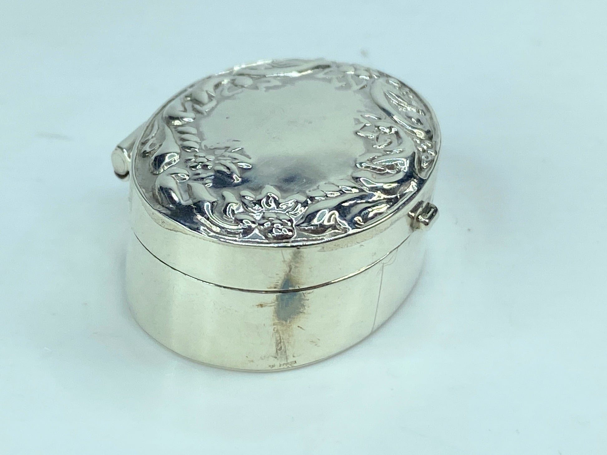 Floral Accented Victorian Oval Shaped .925 Sterling Silver Storage pill Box SS64
