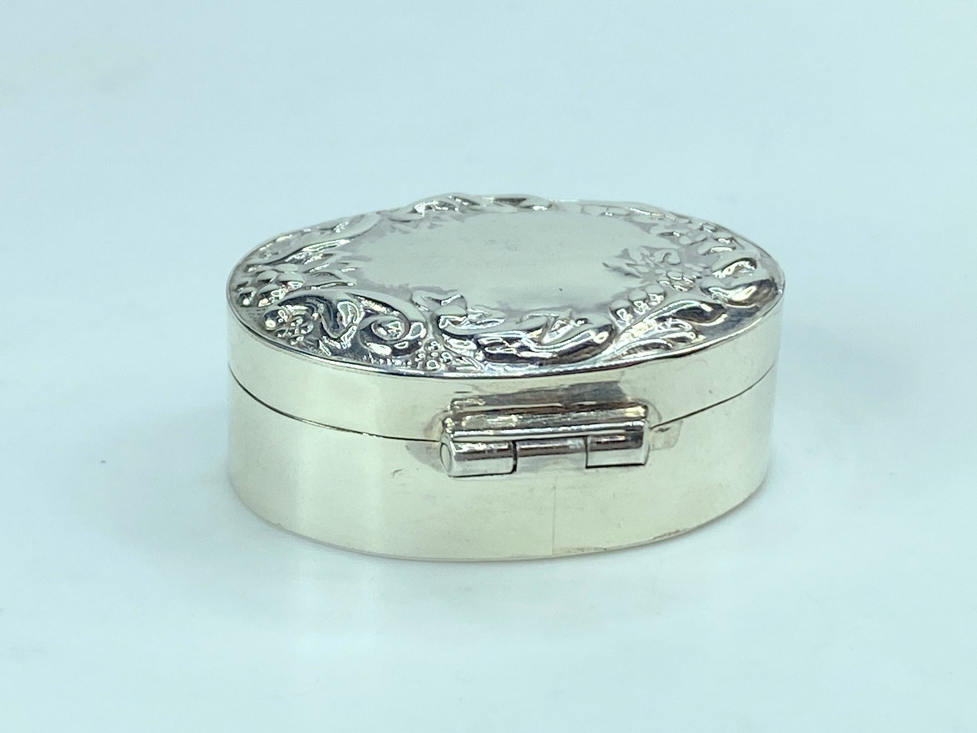 Floral Accented Victorian Oval Shaped .925 Sterling Silver Storage pill Box SS64