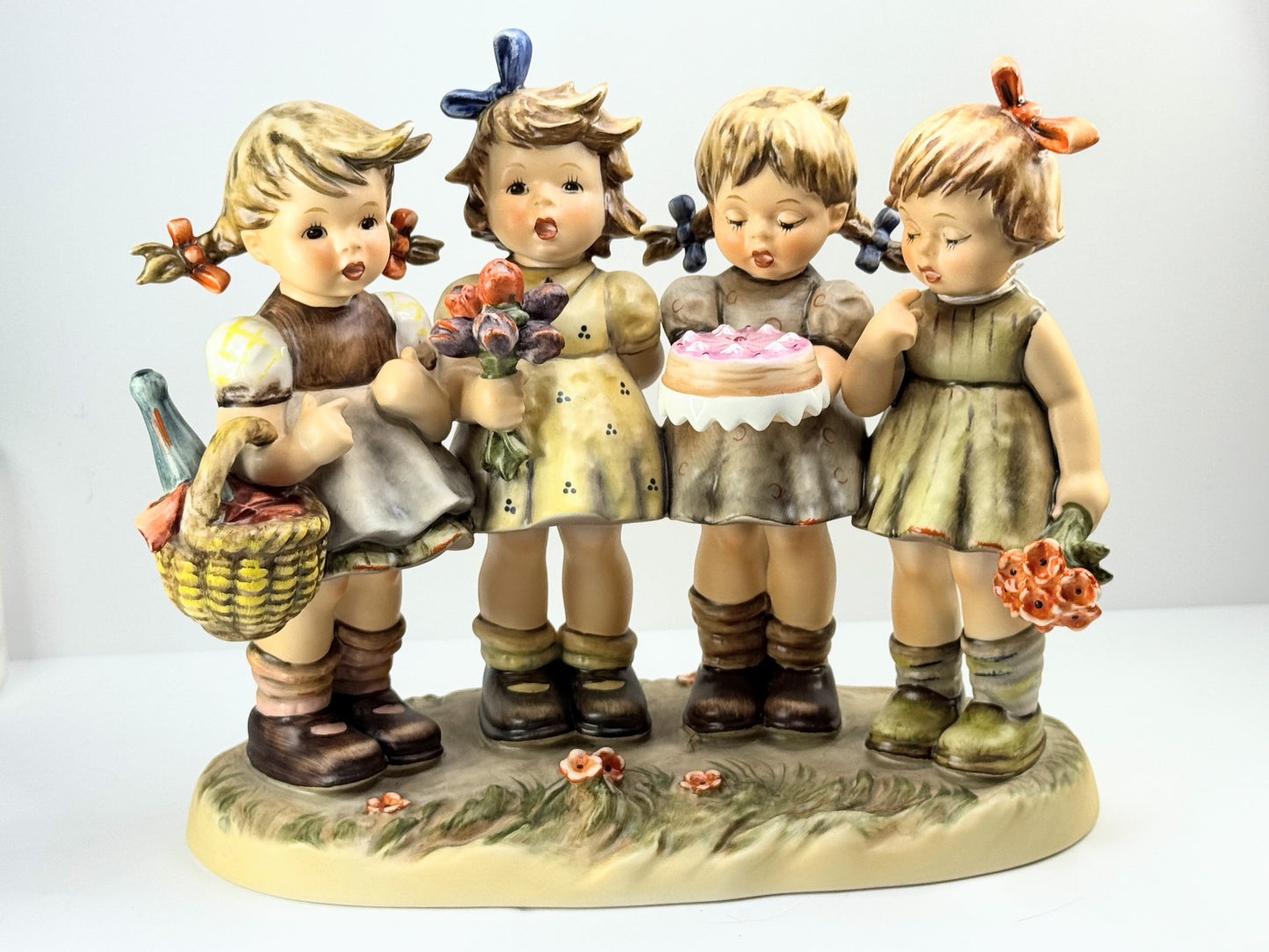 Hum century collection We Wish You the Best girls with gifts to party Mint A628