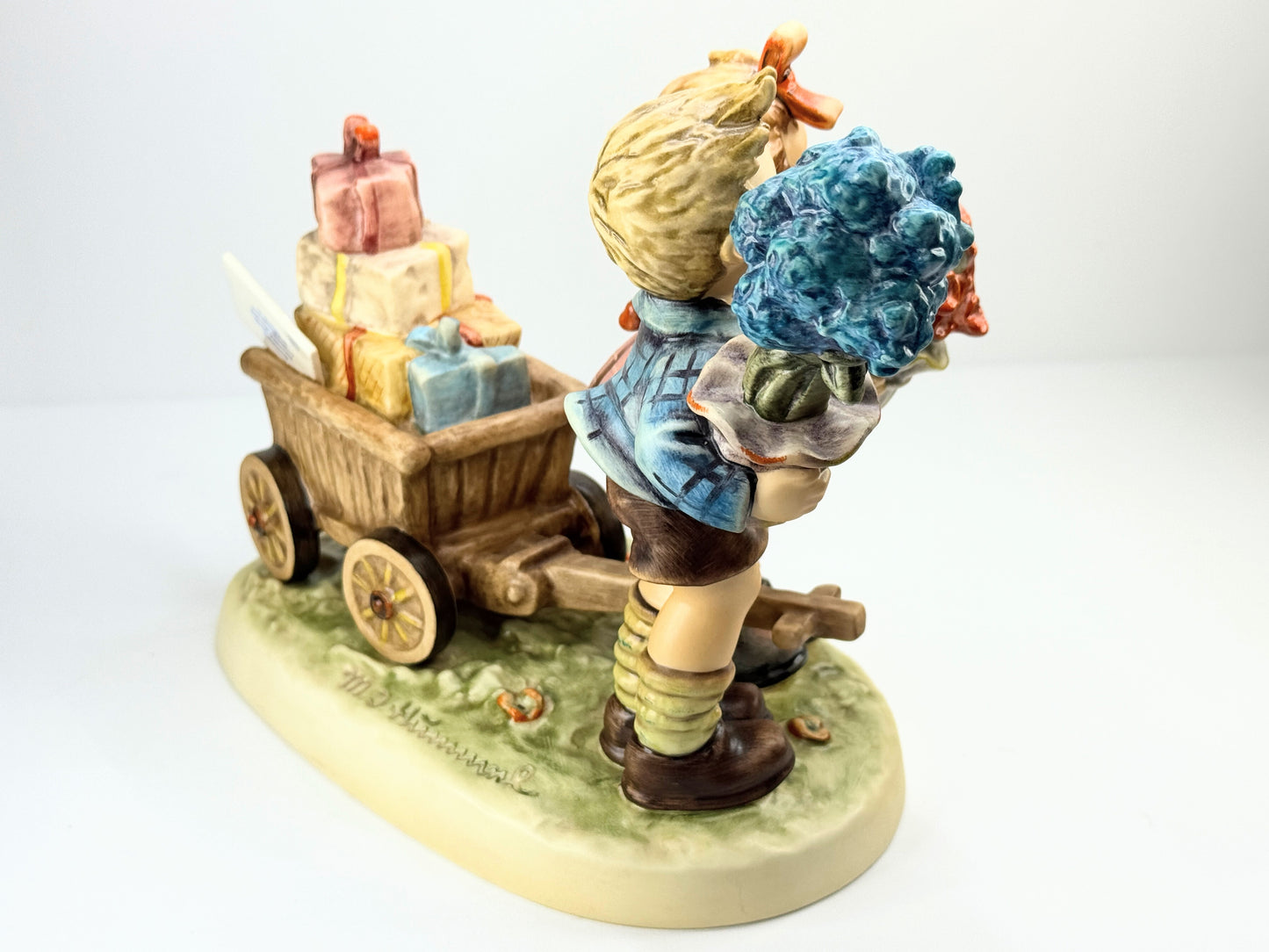 Hummel "Love's Bounty" Century Collection figurine Mint A630