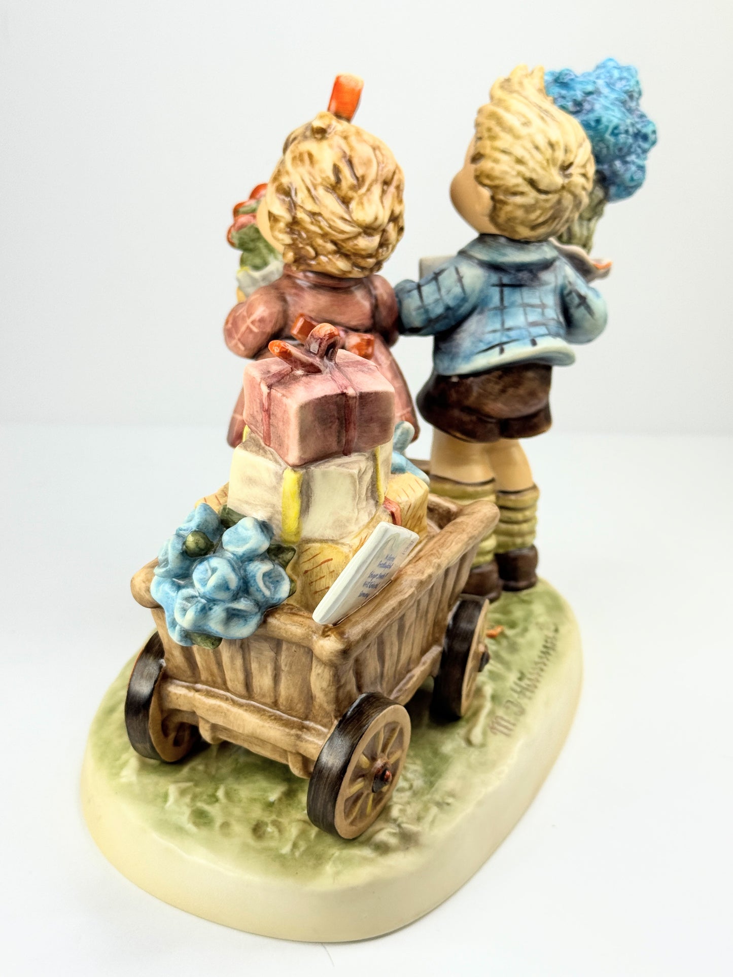 Hummel "Love's Bounty" Century Collection figurine Mint A630