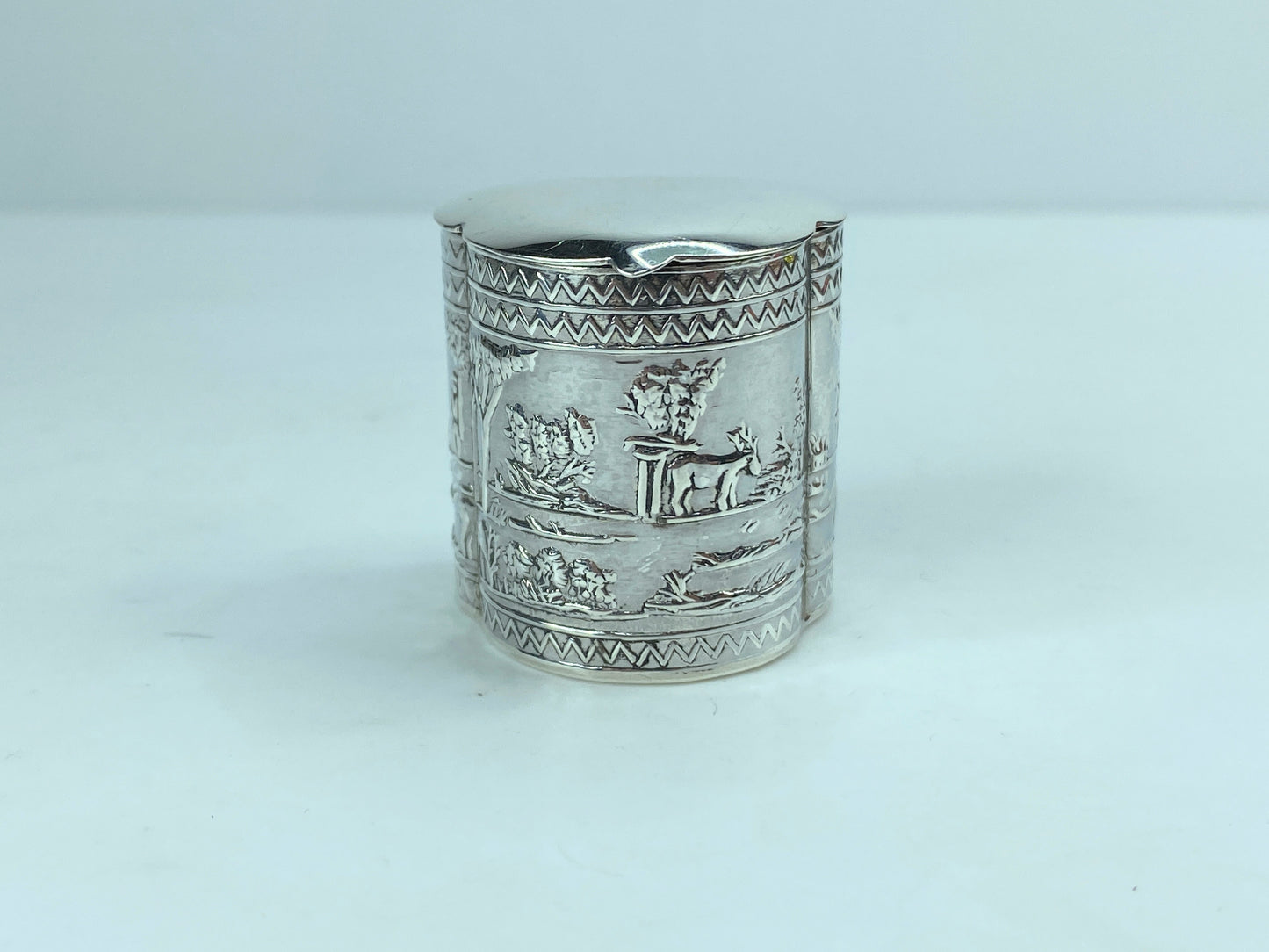 Sterling Silver snuff box beautiful decorated hunting scene, bill box 17.2g SS70