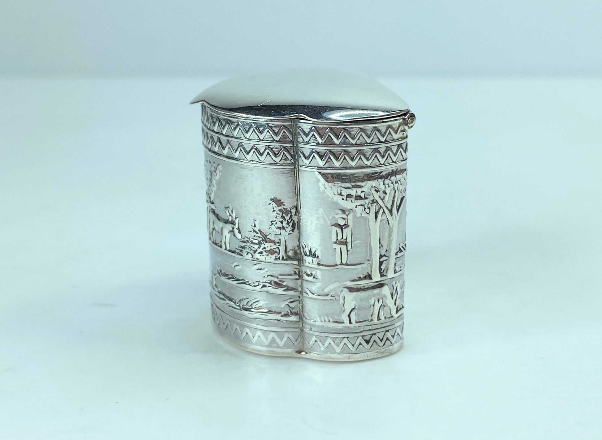 Sterling Silver snuff box beautiful decorated hunting scene, bill box 17.2g SS70
