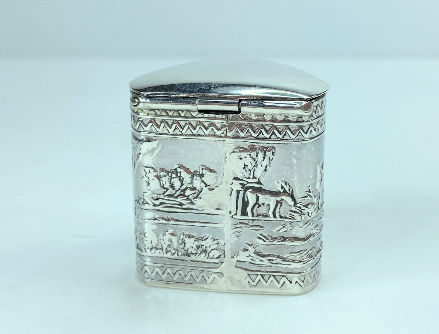 Sterling Silver snuff box beautiful decorated hunting scene, bill box 17.2g SS70
