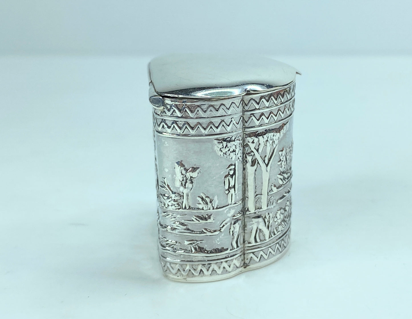 Sterling Silver snuff box beautiful decorated hunting scene, bill box 17.2g SS70
