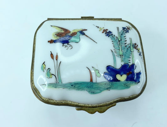 French Decore a la main Chantilly porcelain trinket box A133