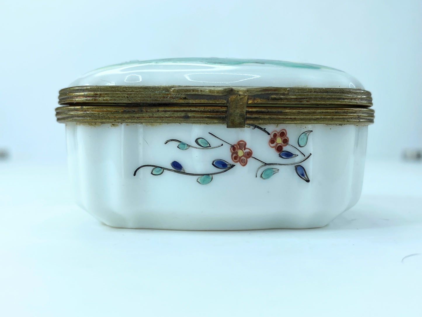 French Decore a la main Chantilly porcelain trinket box A133