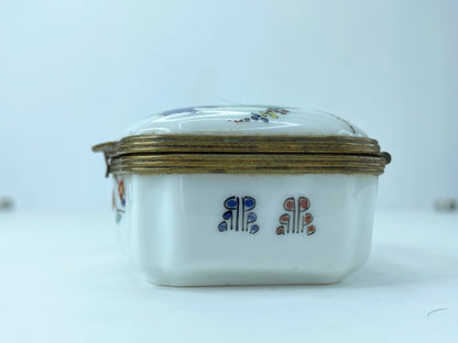 French Decore a la main Chantilly porcelain trinket box A133