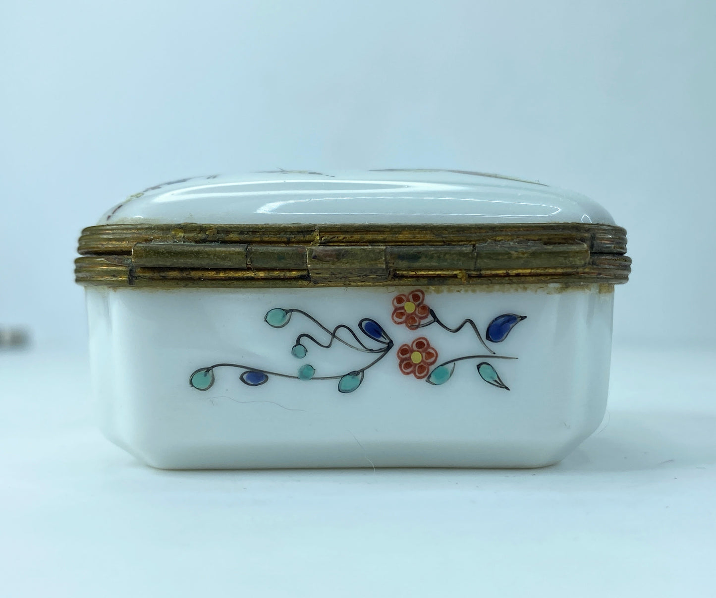 French Decore a la main Chantilly porcelain trinket box A133