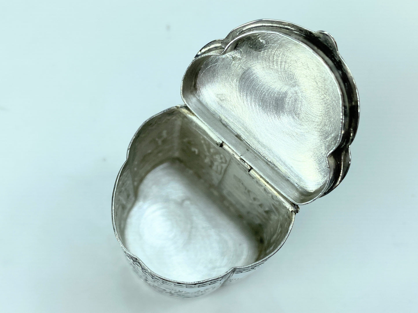 Sterling Silver snuff box beautiful decorated hunting scene, bill box 17.2g SS70