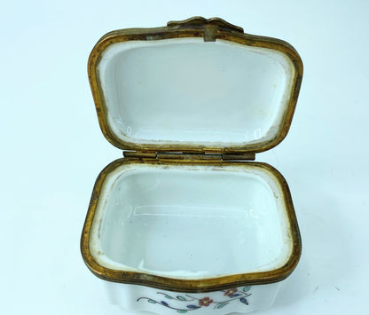 French Decore a la main Chantilly porcelain trinket box A133