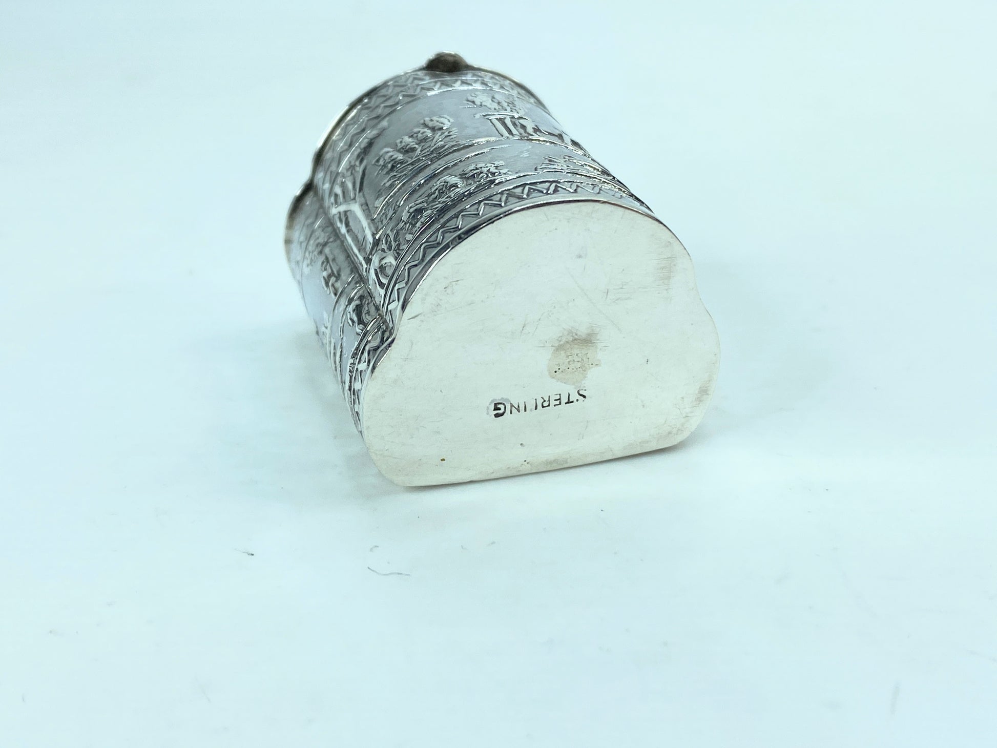 Sterling Silver snuff box beautiful decorated hunting scene, bill box 17.2g SS70