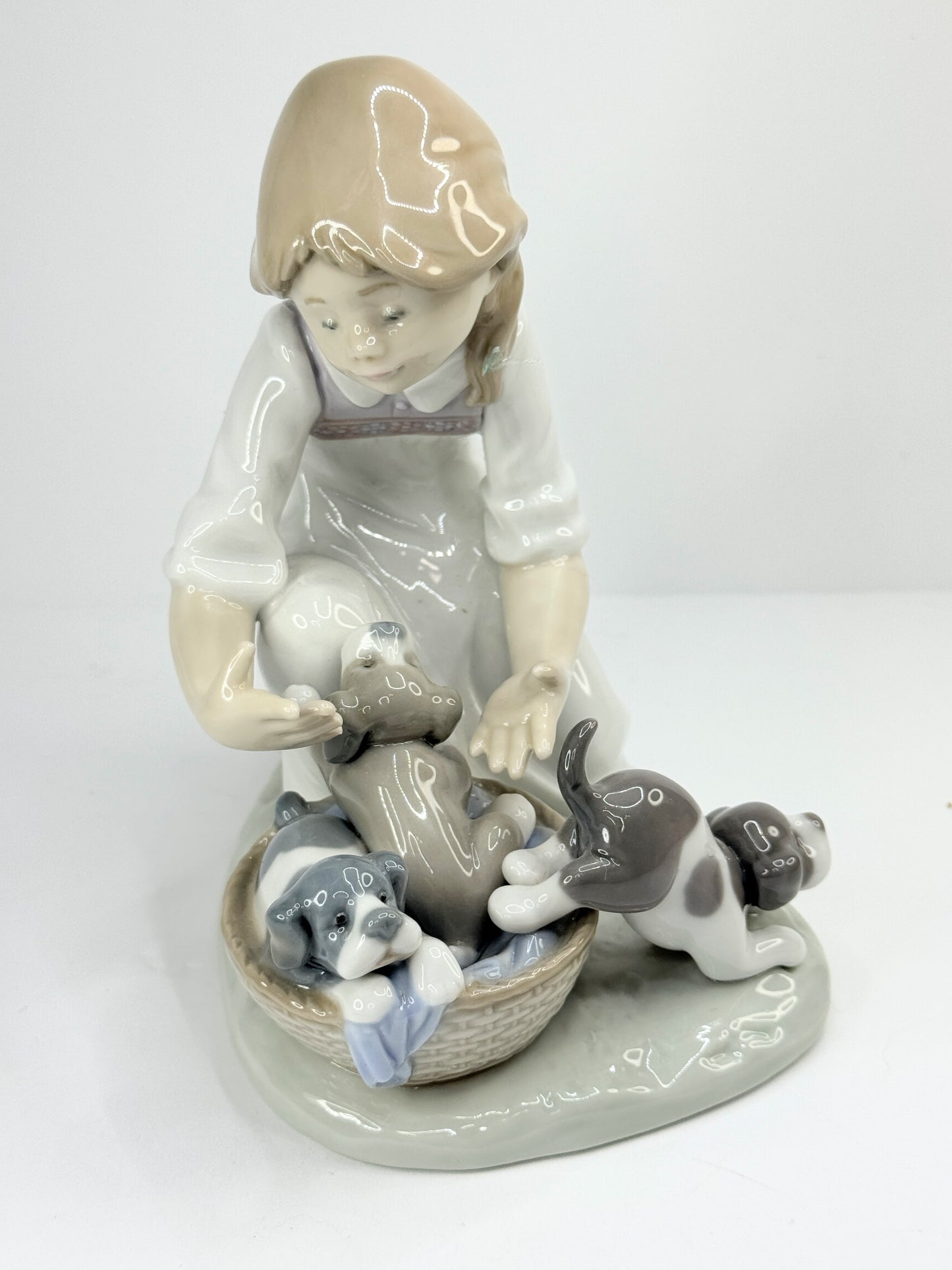 Lladro Joy in a Basket-Three frisky puppies with young girl No 5595 Mint A632