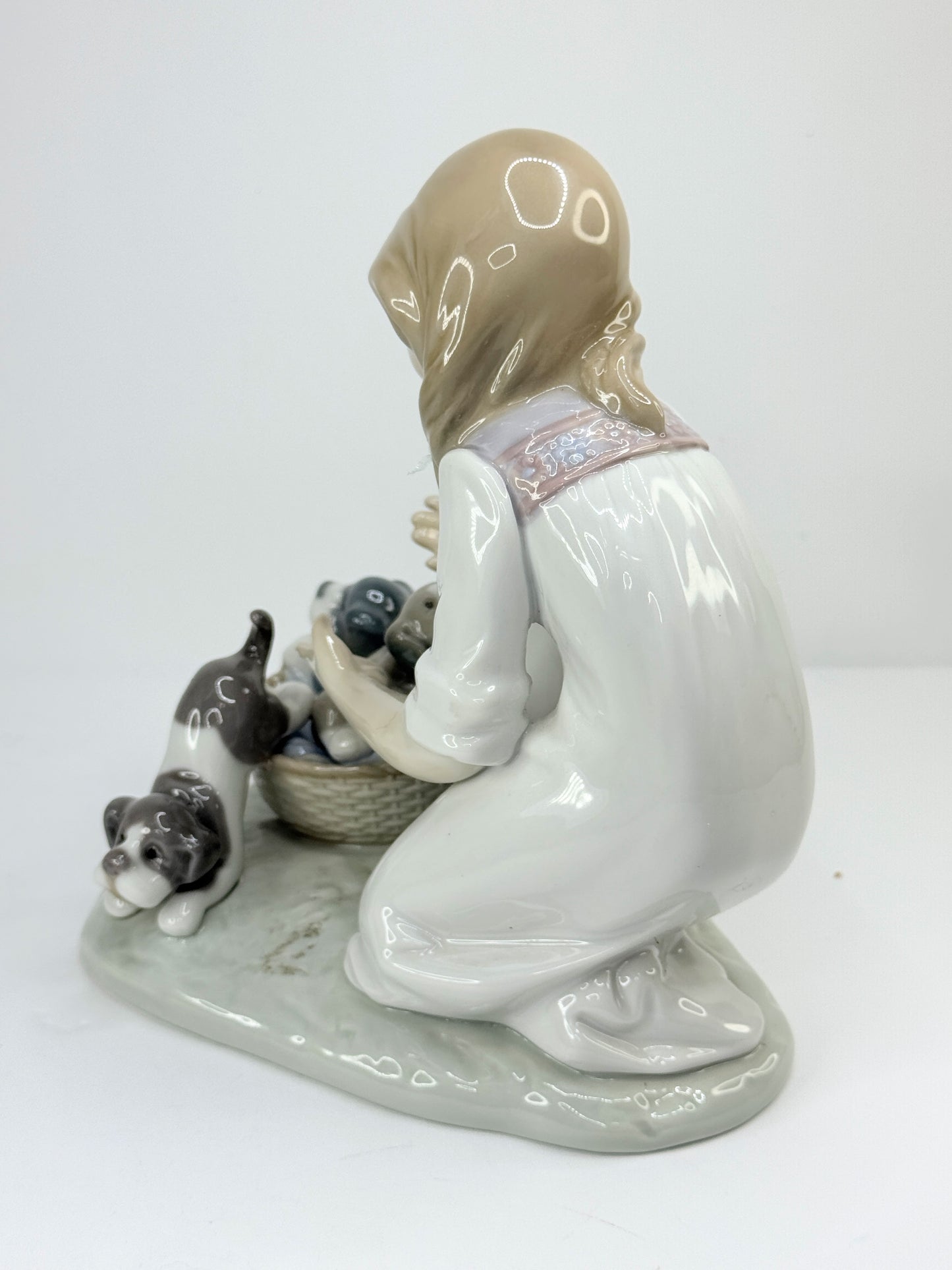 Lladro Joy in a Basket-Three frisky puppies with young girl No 5595 Mint A632