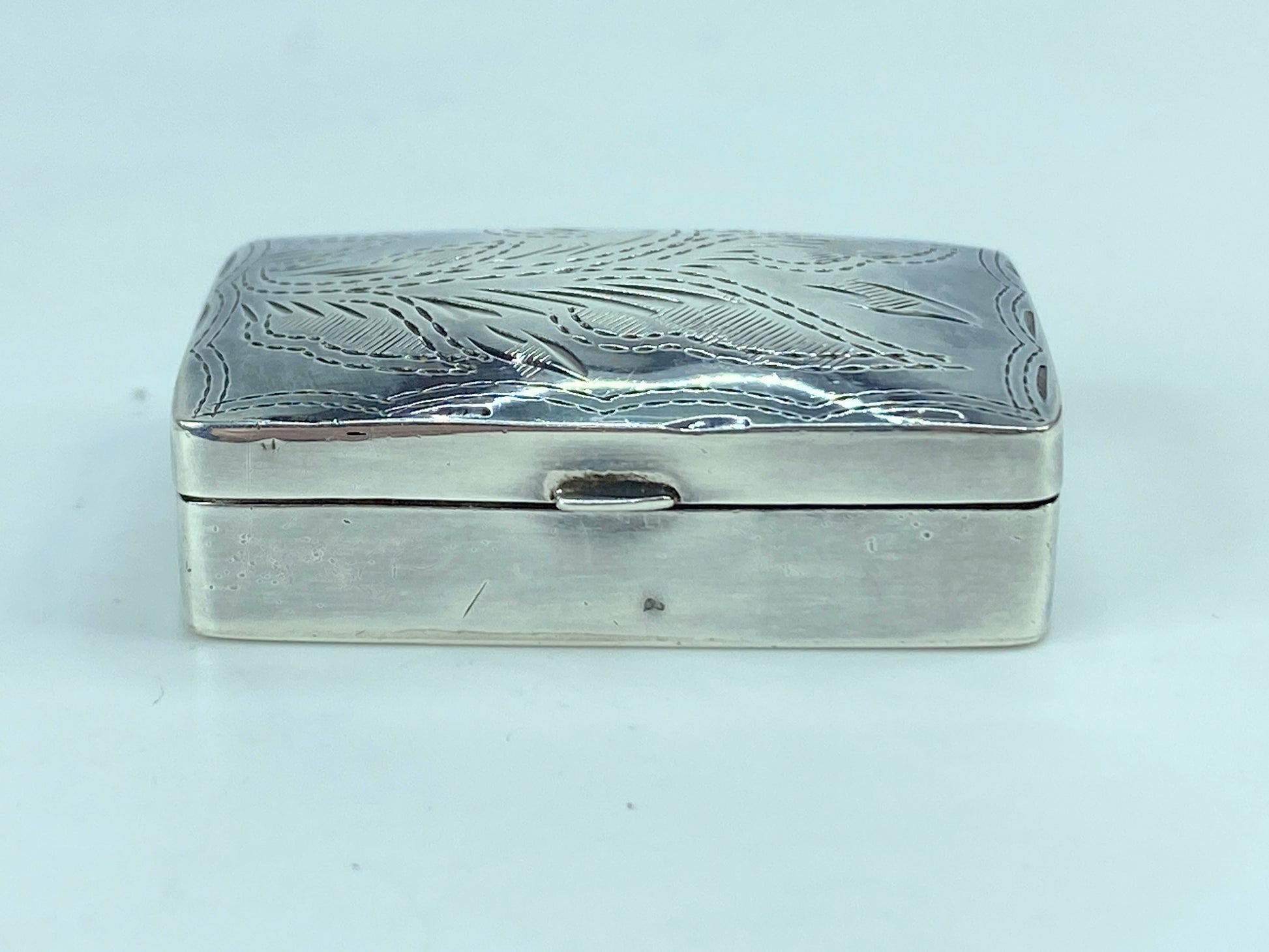 Sterling silver 50's etched Dog tall grass rectangular pill snuff box SS71