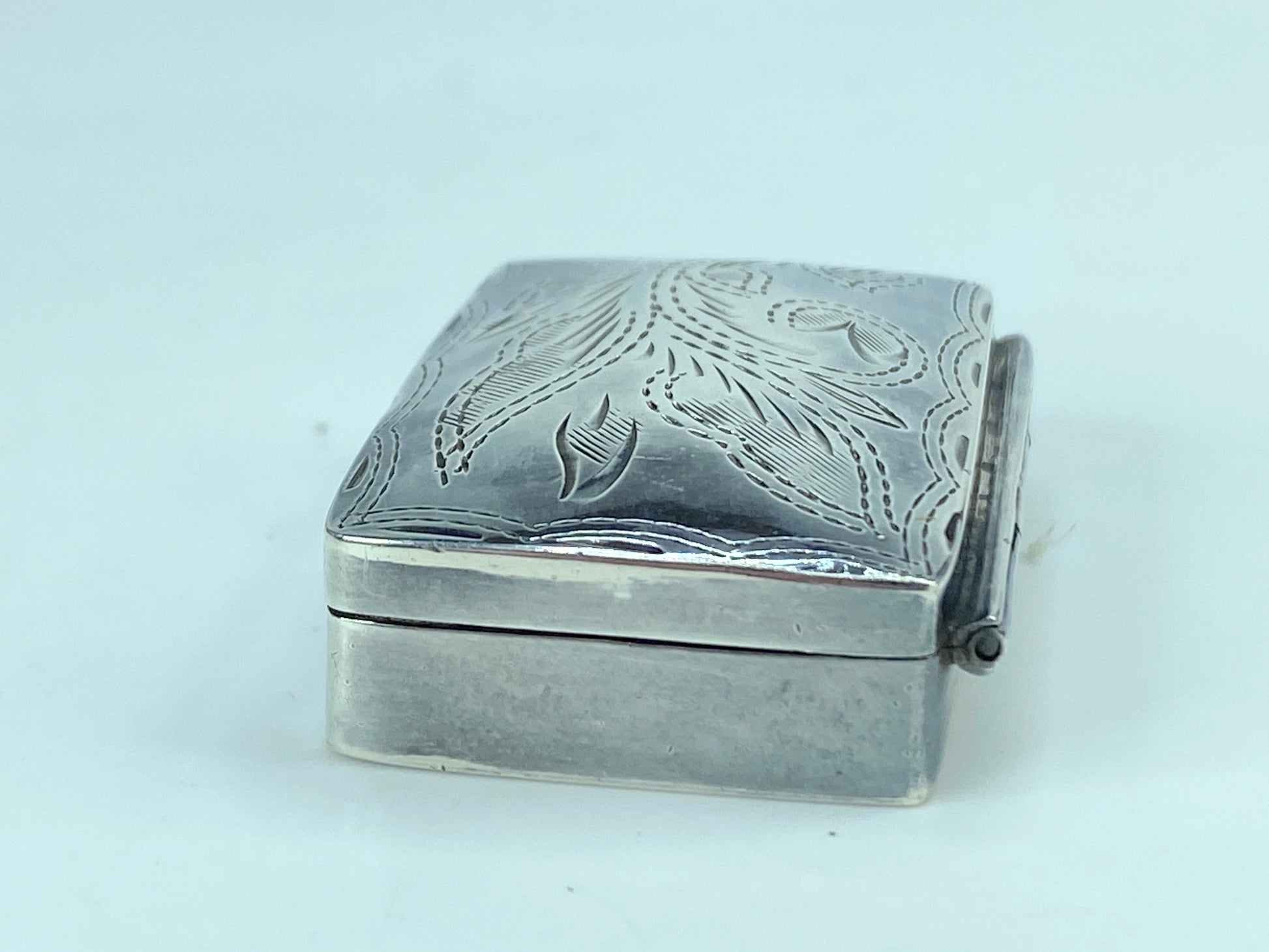 Sterling silver 50's etched Dog tall grass rectangular pill snuff box SS71