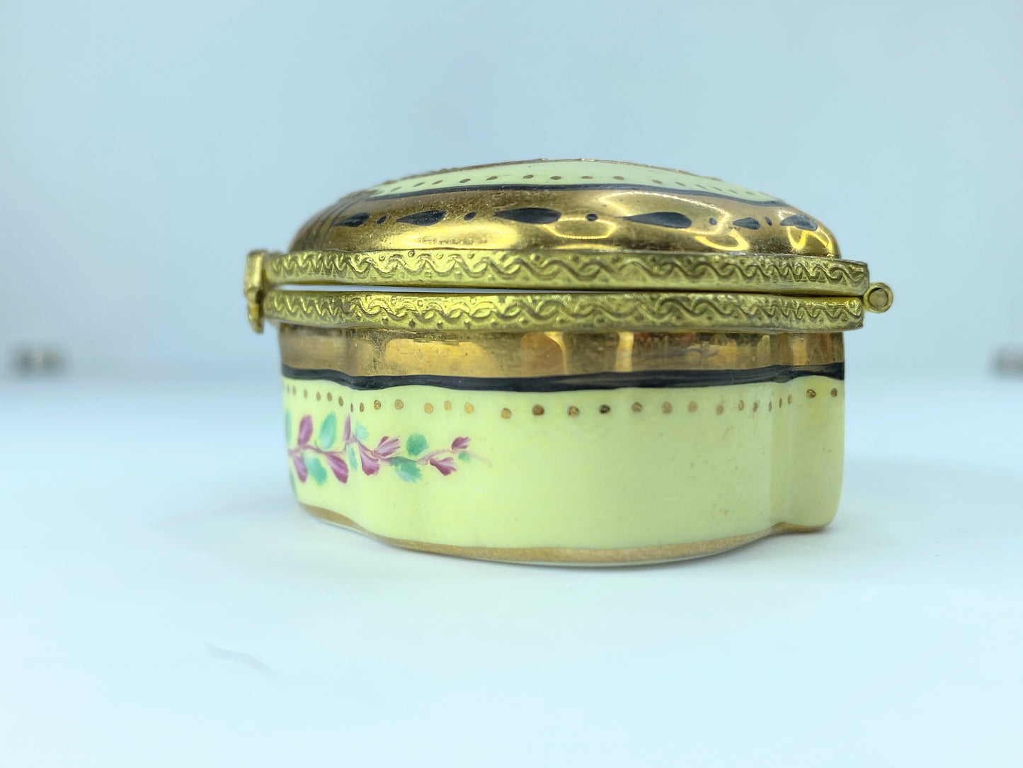 Limoges hand painted Lyric flower gold accent trinket box A135